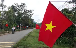 Tự hào cờ đỏ sao vàng tung bay trên khắp các thôn, làng Tây Nguyên