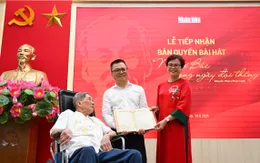 Nhạc sĩ Phạm Tuyên trao tặng bài hát "Như có Bác trong ngày đại thắng" cho báo Nhân dân