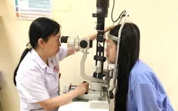 Đeo kính áp tròng, nữ bệnh nhân 20 tuổi bị loét giác mạc nguy hiểm
