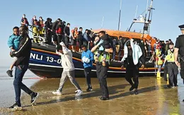 Anh siết chặt kiểm soát người di cư qua Eo biển Manche