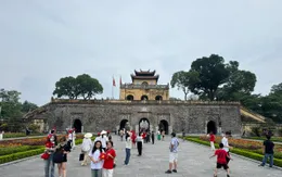 Hà Nội: Du khách đổ về các di tích trong kỳ nghỉ lễ