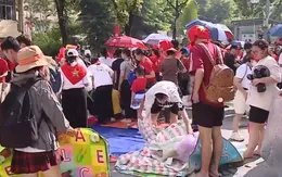 Người dân chung tay dọn rác sau lễ diễu binh, diễu hành