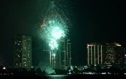 Pháo hoa rực sáng trên bầu trời Hà Nội ngày Quốc khánh