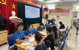 Hà Nội: Người dân phấn khởi nhận quà ngày Tết Độc lập