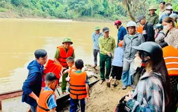 Xã miền núi Nghệ An dùng thuyền đưa các em học sinh tựu trường sau lũ