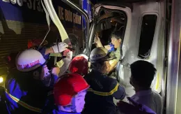 Cắt phá cabin, giải cứu tài xế xe tải mắc kẹt sau tai nạn ở Quảng Trị 