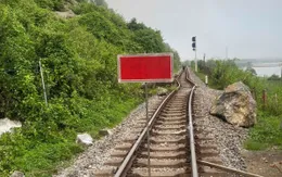 Sạt lở đá làm xô lệch đường ray, đường sắt Bắc - Nam tê liệt