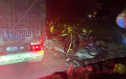 Ô tô 7 chỗ bị xe tải tông bẹp dúm khi chờ đèn đỏ, 3 người thương vong