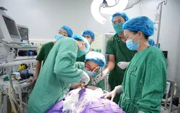 Mổ cấp cứu khối u hiếm gặp gây suy hô hấp ở trẻ 47 ngày tuổi