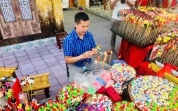 Giới trẻ trải nghiệm làng nghề tại sự kiện "Không gian Truyền thống và Sáng tạo Hà Nội 2025"