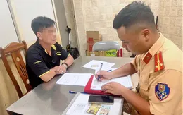 Hà Nội: Tài xế xe tải bị xử phạt vì để dầu diesel tràn ra đường