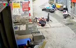 Mải xem điện thoại, tài xế xe máy điện đâm hất văng người đi xe đạp