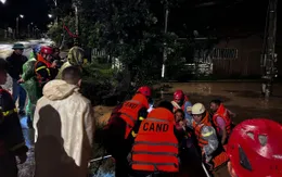 Vượt mưa lũ, đưa bé sơ sinh sốt cao đến trung tâm y tế kịp thời