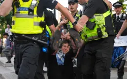 Anh bắt giữ gần 900 người biểu tình ủng hộ tổ chức Palestine Action