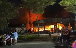 Cháy lớn cửa hàng lốp ô tô ở Bắc Ninh