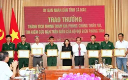 Khen thưởng Bộ đội Biên phòng và người dân tích cực tham gia cứu nạn, cứu hộ