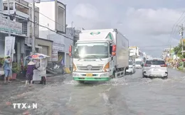 Triều cường dâng cao gây ngập nặng Quốc lộ 1A, đoạn qua tỉnh Cà Mau