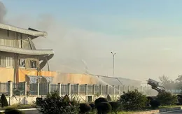 Nhà xưởng 7.000 m² bốc cháy trong đêm, hàng chục công nhân thoát nạn