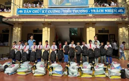 Trao hơn 1.600 suất quà hỗ trợ trẻ em và đồng bào vùng lũ Nghệ An