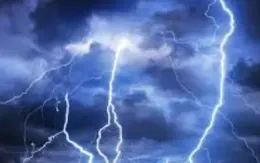 Nam thanh niên bị sét đánh tử vong khi vừa sạc vừa dùng điện thoại trong nhà