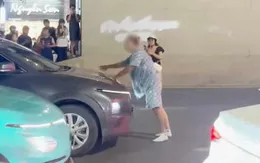 Hà Nội: Nam thanh niên chặn đầu ô tô, xe máy, gây náo loạn trên đường