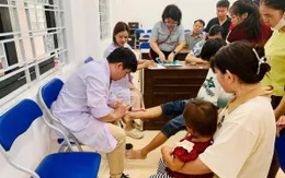 Gần 1.000 trẻ em được khám sàng lọc khuyết tật tại Lào Cai