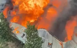 Cháy ngùn ngụt nhà xưởng rộng hàng trăm m² ở TP Hồ Chí Minh