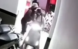 Người đàn ông bịt mặt xông vào chung cư mini, sàm sỡ và cướp giật lúc rạng sáng