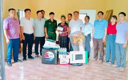 Nghệ An: Xã biên giới Nhôn Mai bàn giao nhà ở cho 2 gia đình mất nhà do lũ quét