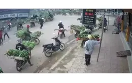 Quảng Trị: Xe tải mất lái lao vào chợ làm 3 người tử vong, nhiều người bị thương