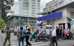 Hàng rong tiếp tục vây kín nhiều bệnh viện ở TP Hồ Chí Minh