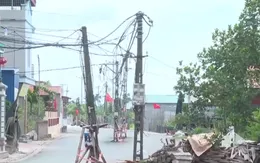 Đường dài 200 mét nhưng có tới 5 cột điện “cắm” giữa lòng