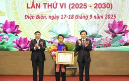 Trưởng bản cứu 90 người thoát lũ nhận Huân chương Lao động hạng Nhất