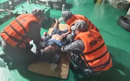 Cấp cứu kịp thời ngư dân bị ngộ độc nặng trên biển