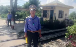 Nhân viên đường sắt cứu người thoát chết trong gang tấc