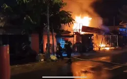 Cháy lớn trong đêm thiêu rụi nhiều ki-ốt ở chợ Xuân Thới Sơn