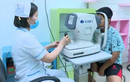 Báo động tật khúc xạ ở trẻ: Nguy cơ từ lạm dụng thiết bị điện tử