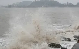 Bão Bualoi tiến gần vào Biển Đông, sóng cao 7m, biển động dữ dội