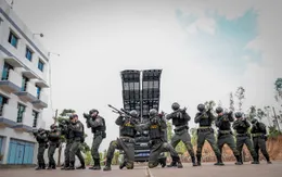 Thử thách leo dây đu tường, truy quét khủng bố khiến các 'Chiến sĩ quả cảm' chỉ biết... cầu nguyện