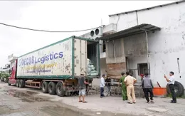 Phát hiện xe chở hàng chục tấn thực phẩm không rõ nguồn gốc