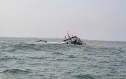 Lên tàu thử máy khi bão giảm cấp, gió lốc mạnh đánh chìm tàu, 9 thuyền viên mất tích