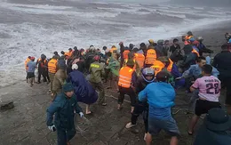 Hàng trăm người căng mình gia cố kè biển ở Hà Tĩnh bị sạt lở