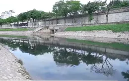 Sông Tô Lịch lại chuyển đen, người dân Hà Nội hụt hẫng sau niềm vui ngắn ngủi