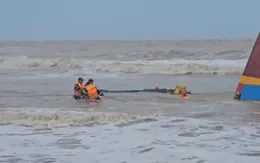 Quảng Trị: Tìm thấy một trong hai tàu cá đứt neo trôi ra biển