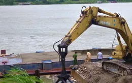 Hà Nội: Cảnh sát đường thủy đột xuất kiểm tra, xử lý bến tập kết vật liệu không phép