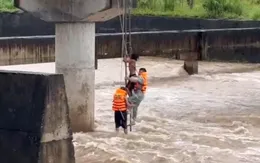 Tuyên Quang: Giải cứu thành công nạn nhân mắc kẹt giữa dòng lũ