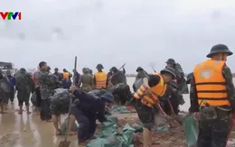 Lực lượng quân đội, công an lăn xả trong mưa lũ, hết lòng vì nhân dân