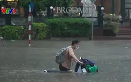 Người dân Thủ đô chật vật, sinh hoạt đảo lộn trong ngày mưa kéo dài