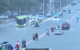 Hà Nội ngập úng, ùn tắc kéo dài giờ tan tầm, nhiều phương tiện chết máy