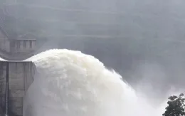 Hồ Thủy điện Tuyên Quang mở thêm 2 cửa xả đáy